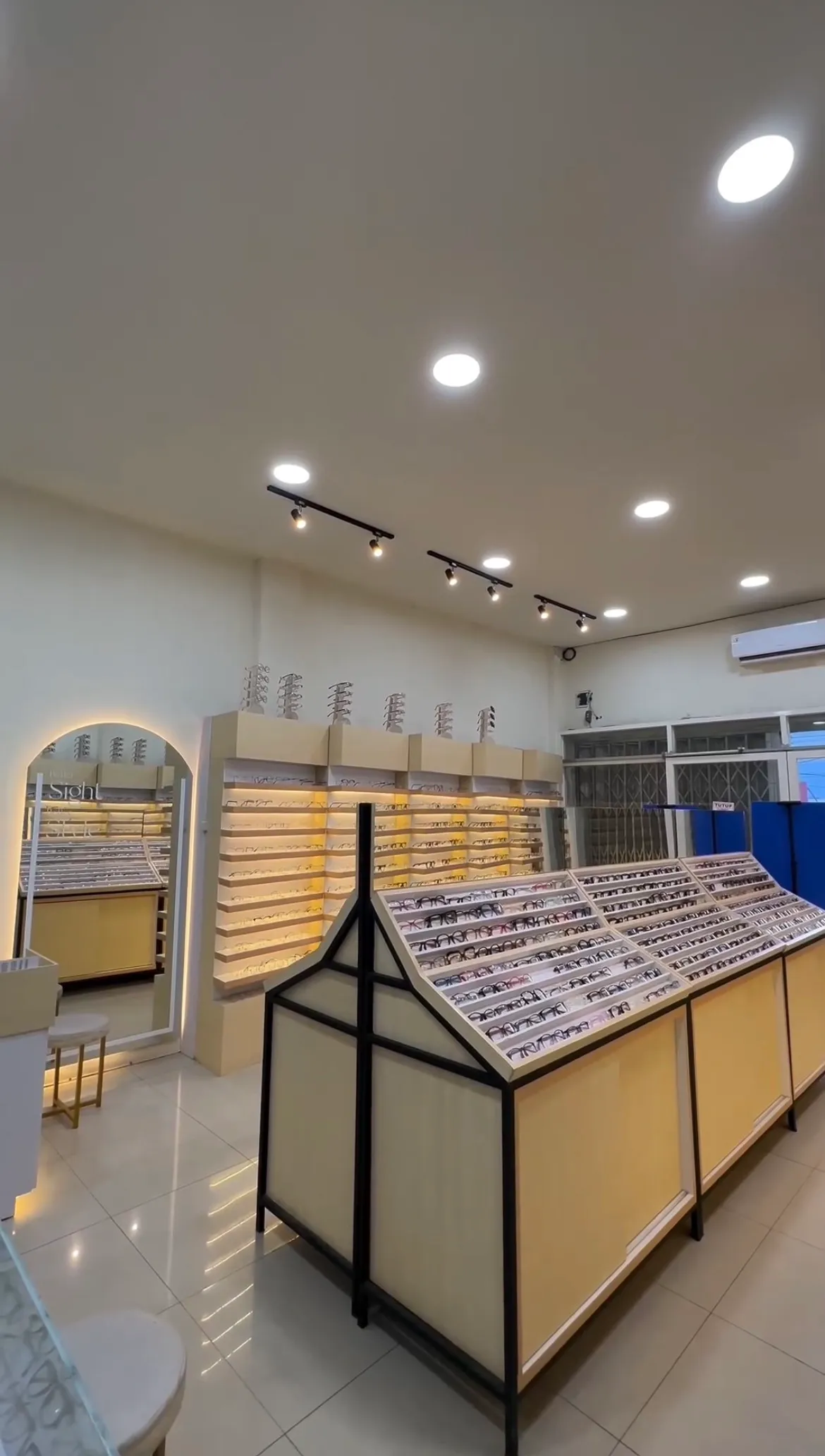Interior Toko Modern — Desain interior komersial dan toko modern yang fungsional Kota Palu Ruang Senawa