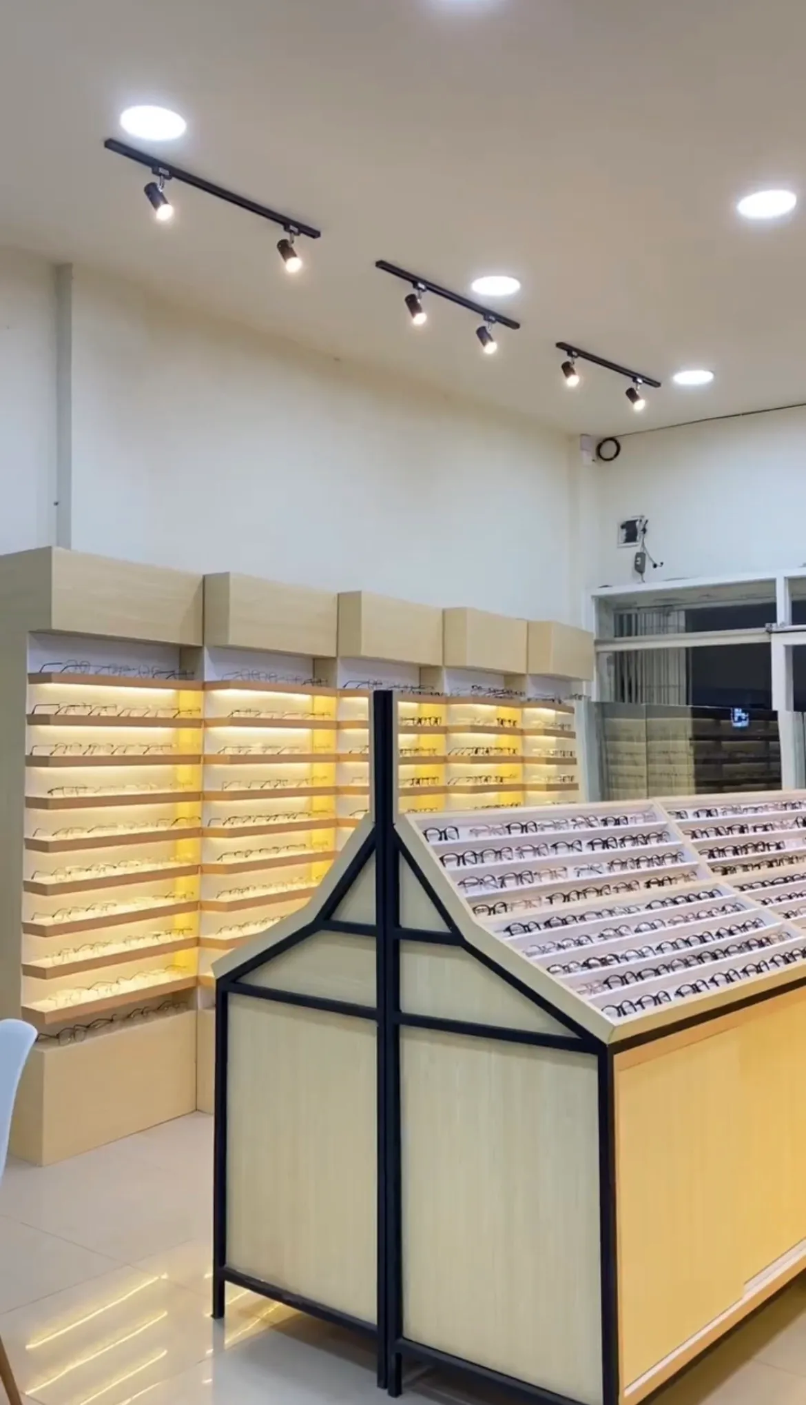 Interior Toko Modern — Desain interior komersial dan toko modern yang fungsional Kota Palu Ruang Senawa